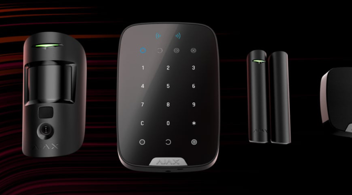 Ajax alarm nabízí okamžité upozornění do mobilu.